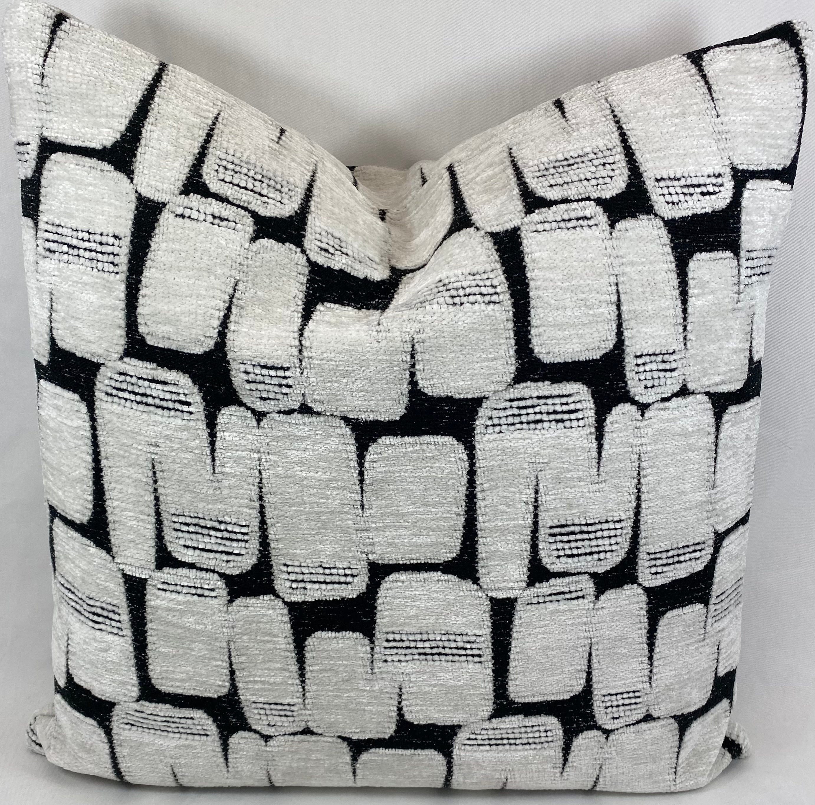 Luxury Pillow – 24" × 24" – Parlay