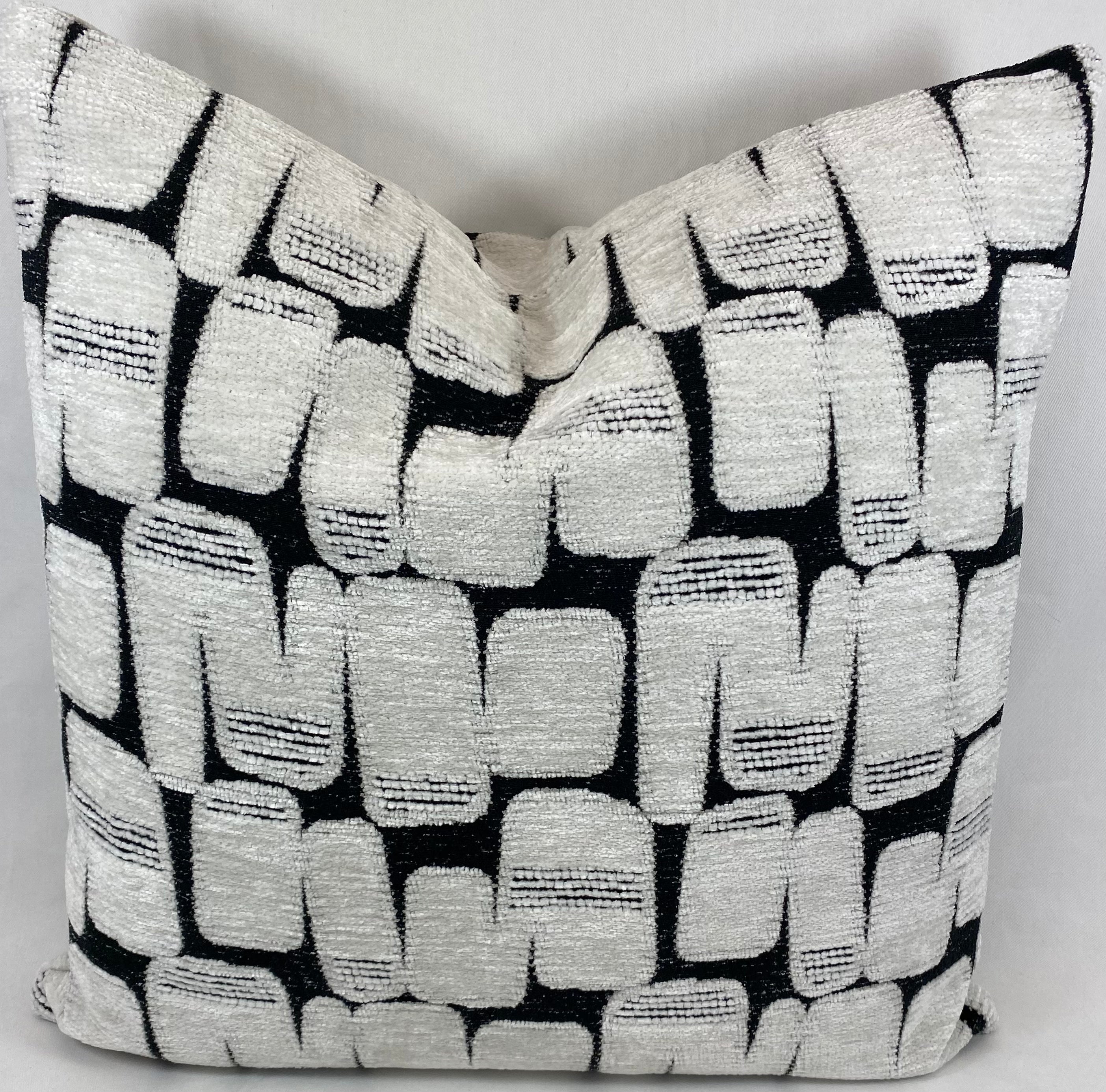 Luxury Pillow – 24" × 24" – Parlay