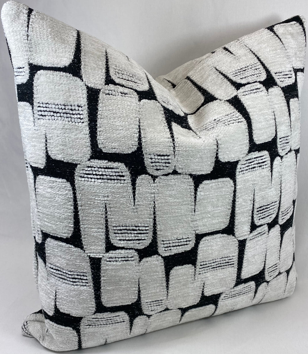 Luxury Pillow – 24" × 24" – Parlay
