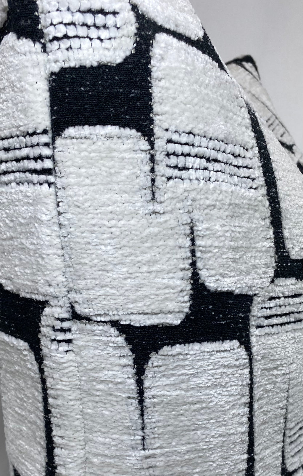 Luxury Pillow – 24" × 24" – Parlay