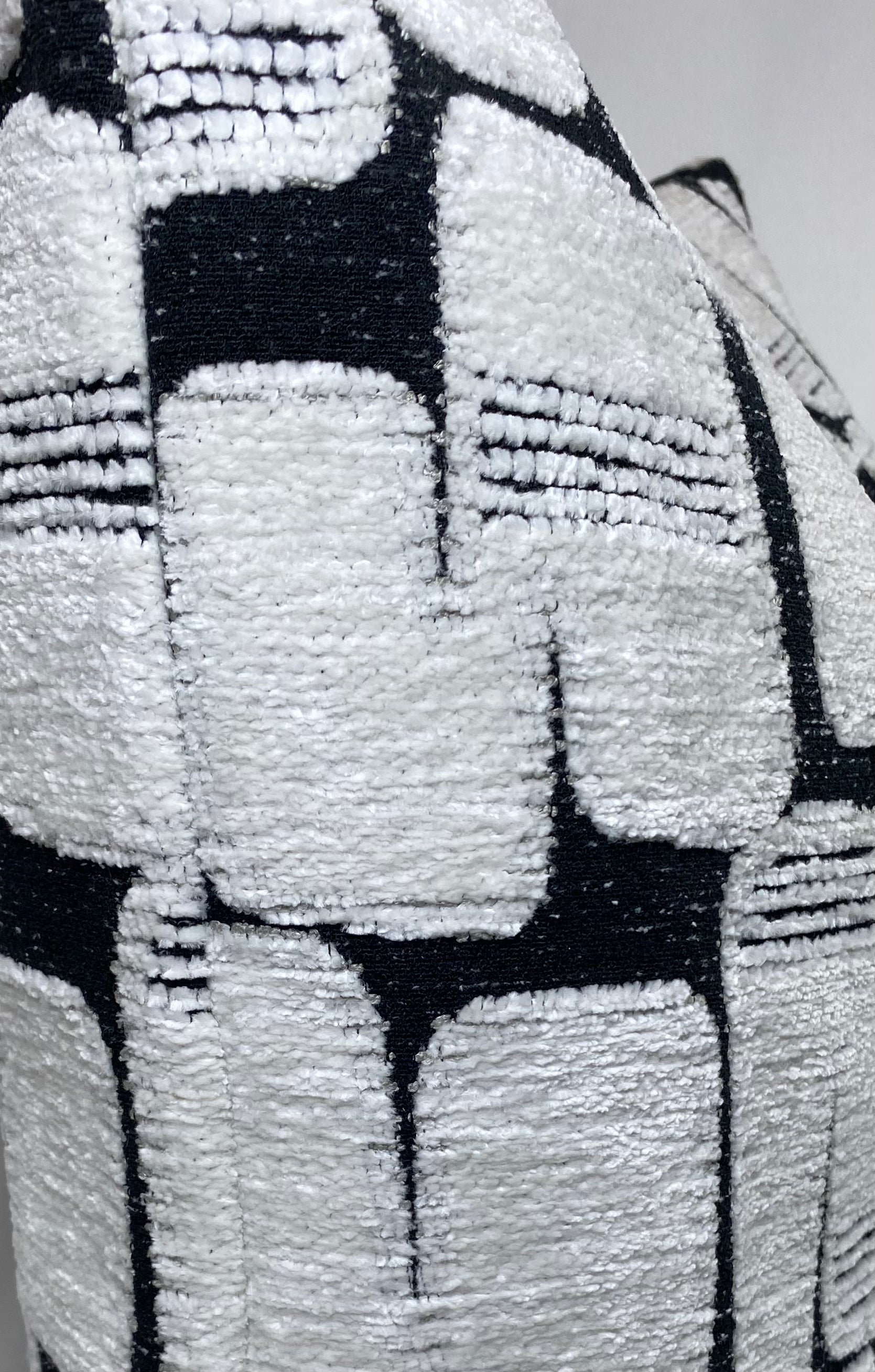 Luxury Pillow – 24" × 24" – Parlay