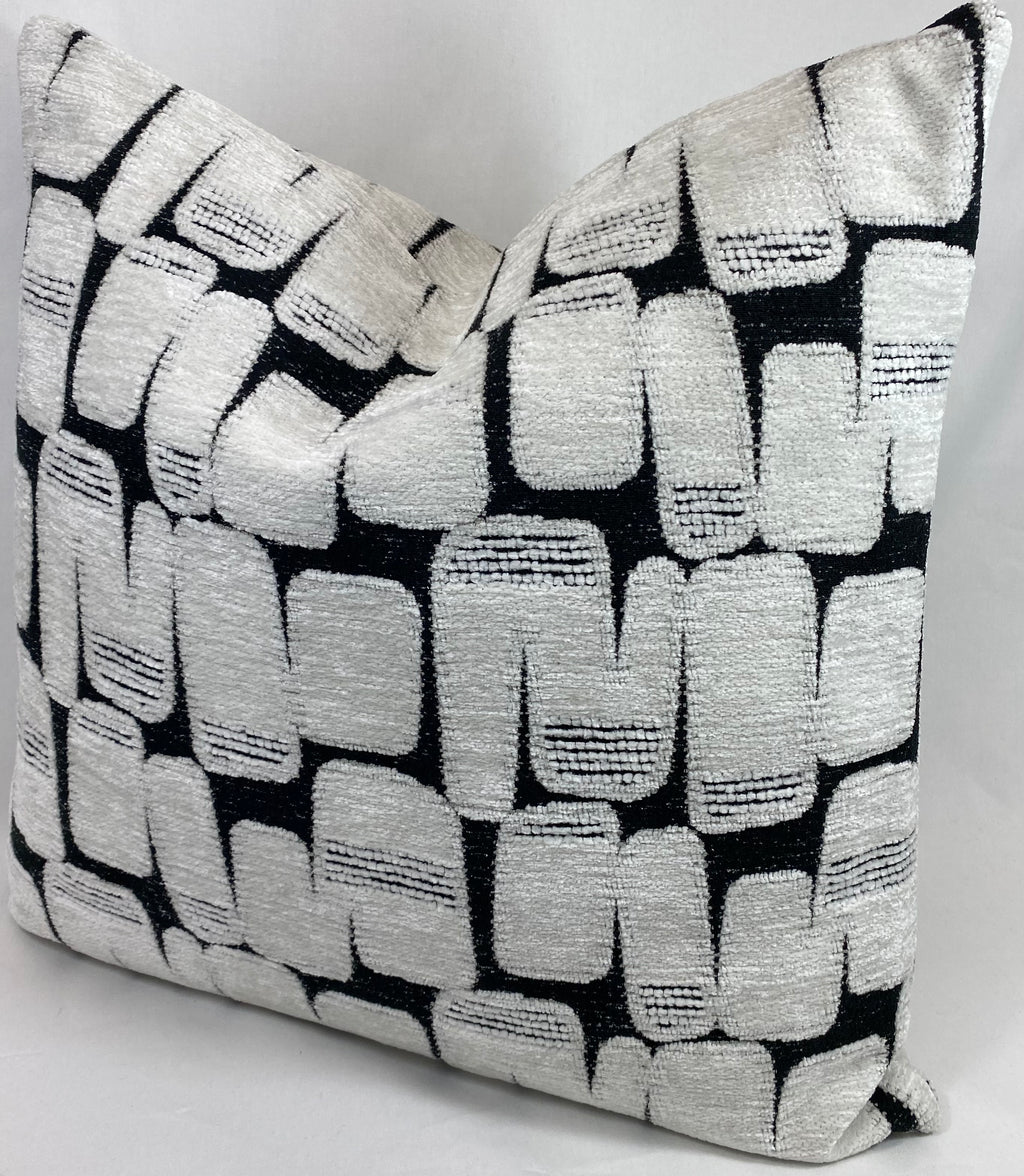 Luxury Pillow – 24" × 24" – Parlay