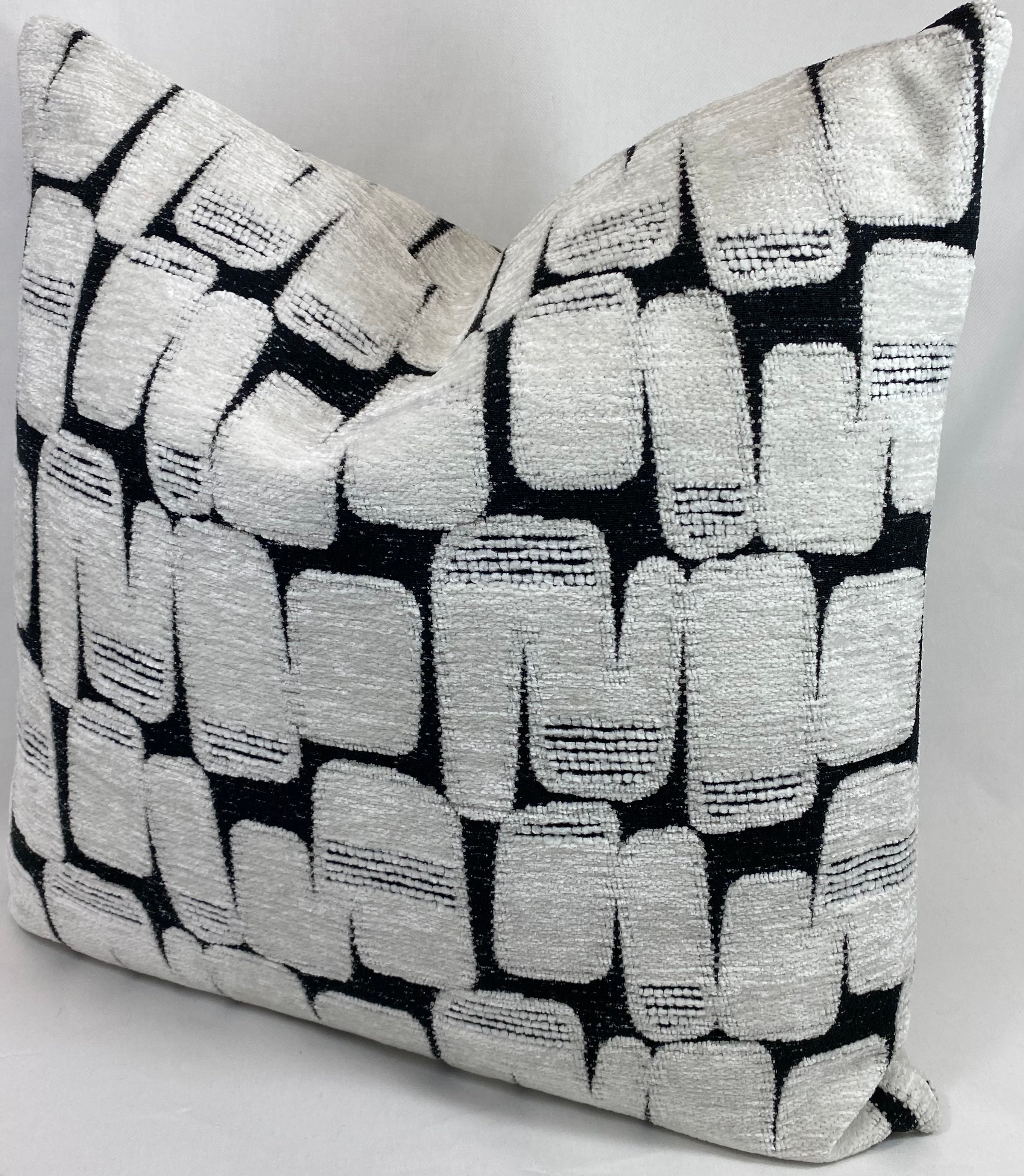 Luxury Pillow – 24" × 24" – Parlay