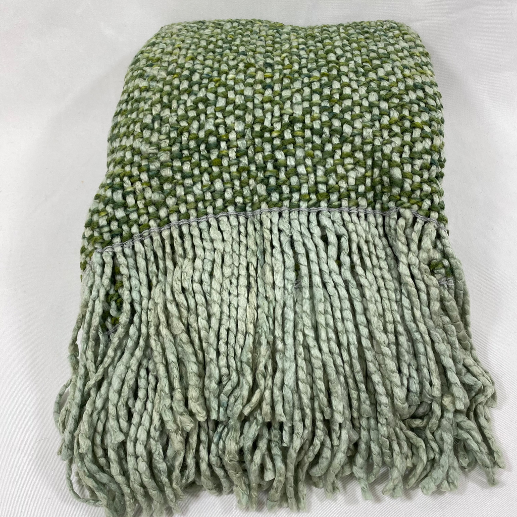 Campbell Meadow – 40" × 70" Luxury Throw