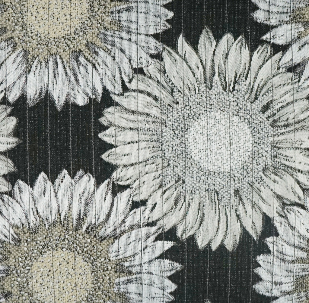 Luxury Pillow – 22" × 22" – Daisy Chain Black