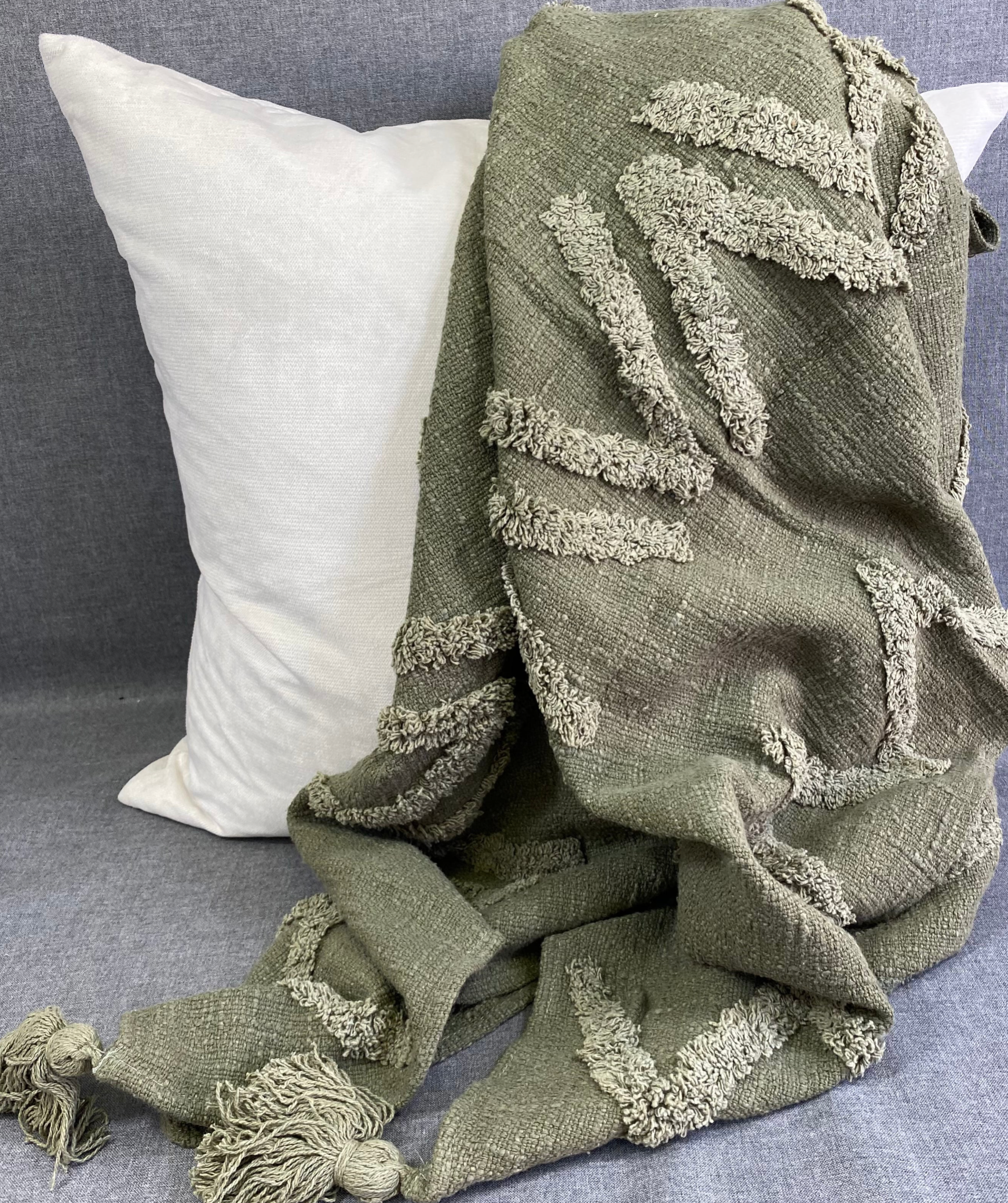 Luxury Throw – 50" × 60" – Tufted Moss