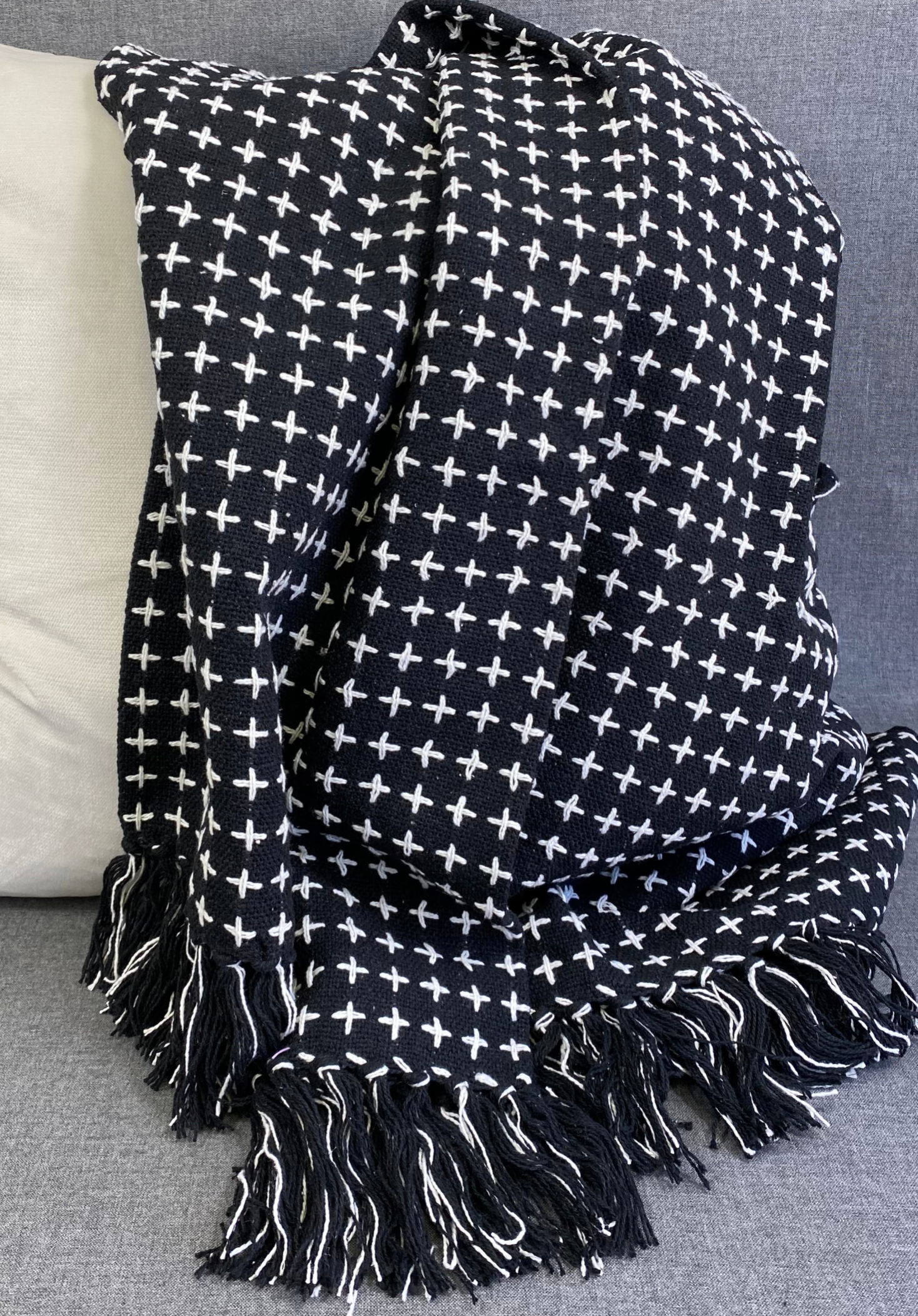 Luxury Throw – 50" × 60" – Cross Thread Black & White