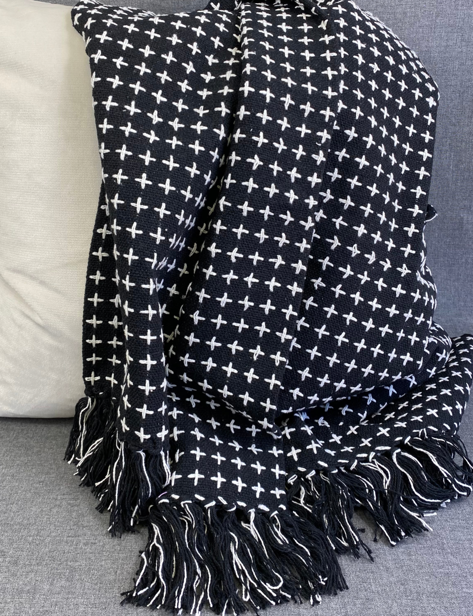 Luxury Throw – 50" × 60" – Cross Thread Black & White