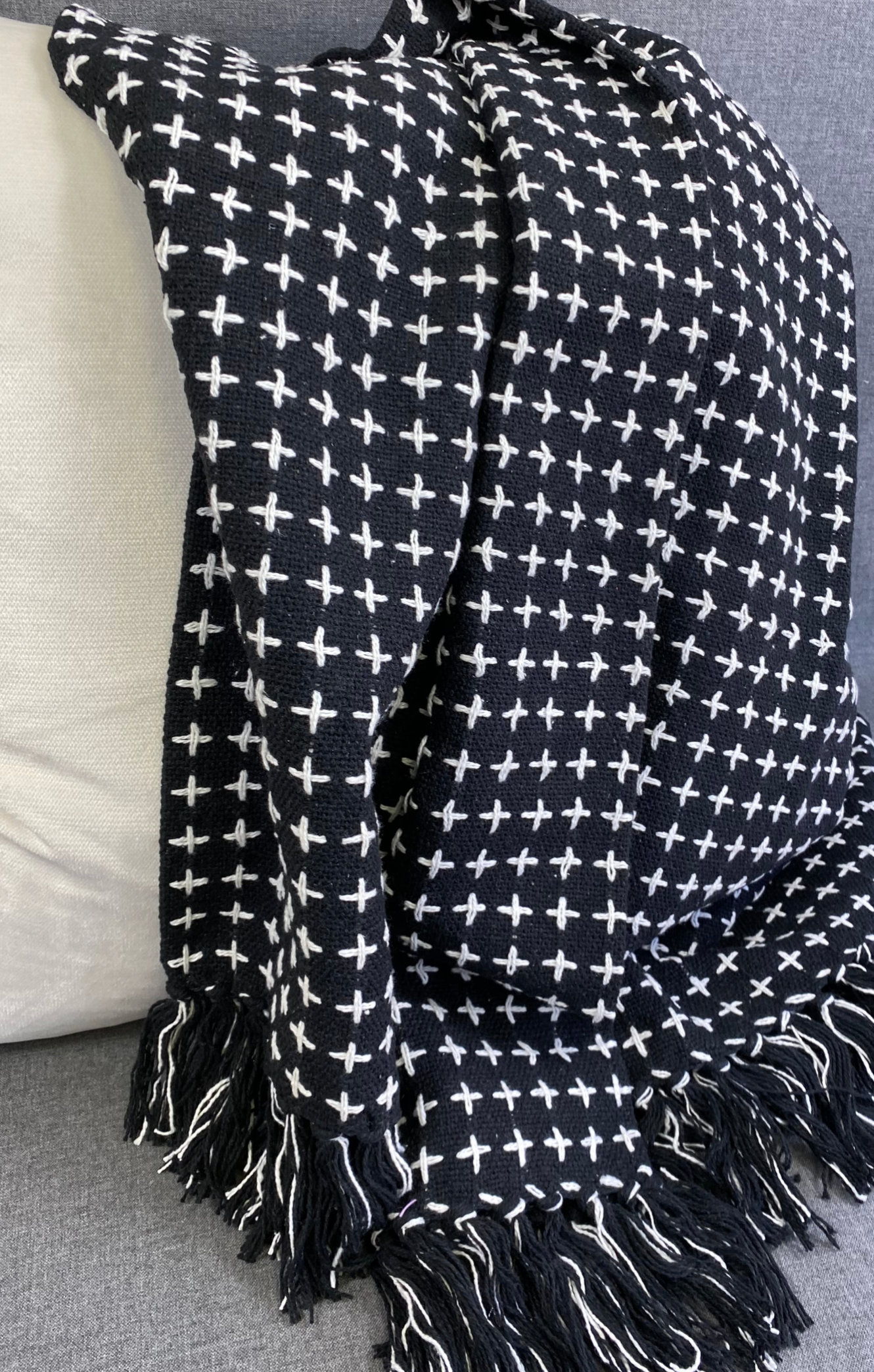 Luxury Throw – 50" × 60" – Cross Thread Black & White