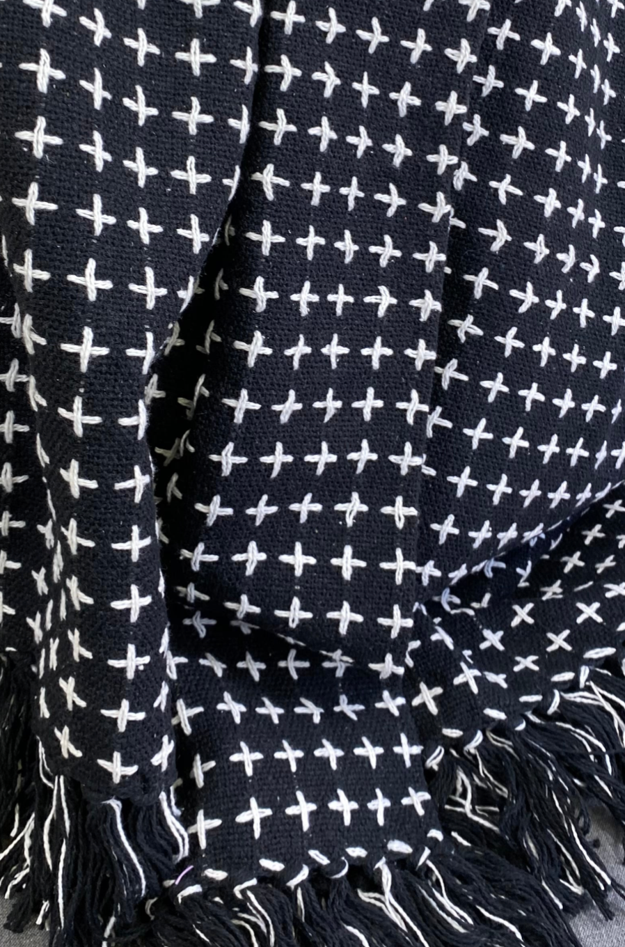 Luxury Throw – 50" × 60" – Cross Thread Black & White