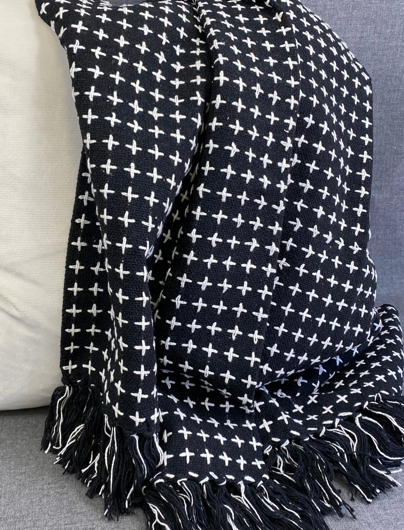 Luxury Throw – 50" × 60" – Cross Thread Black & White