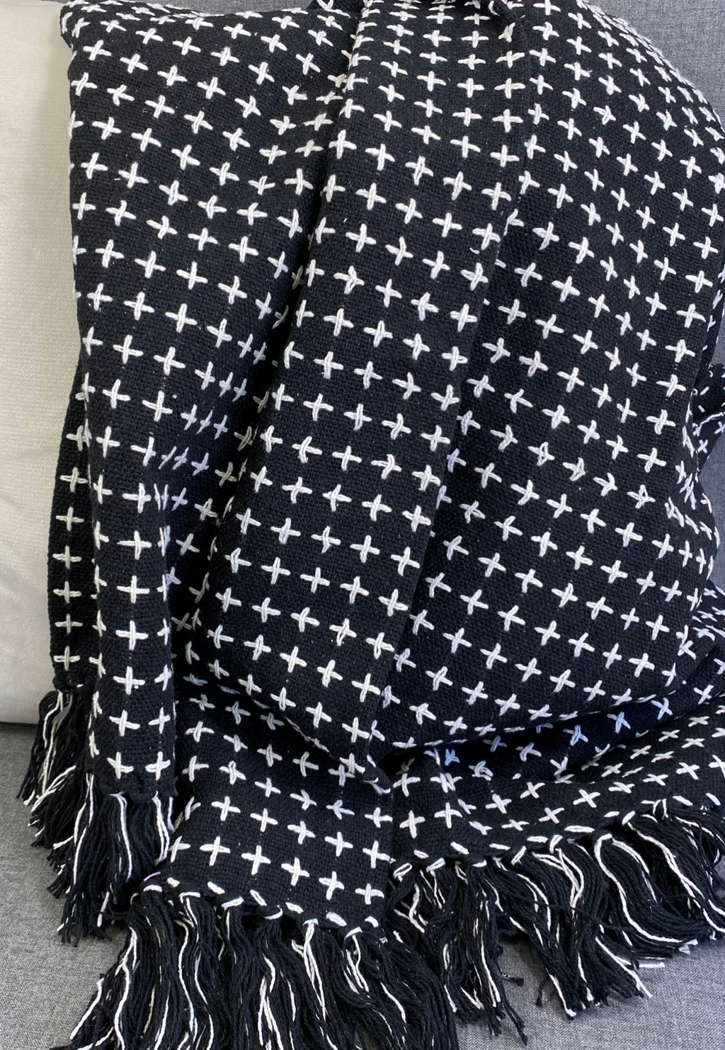 Luxury Throw – 50" × 60" – Cross Thread Black & White
