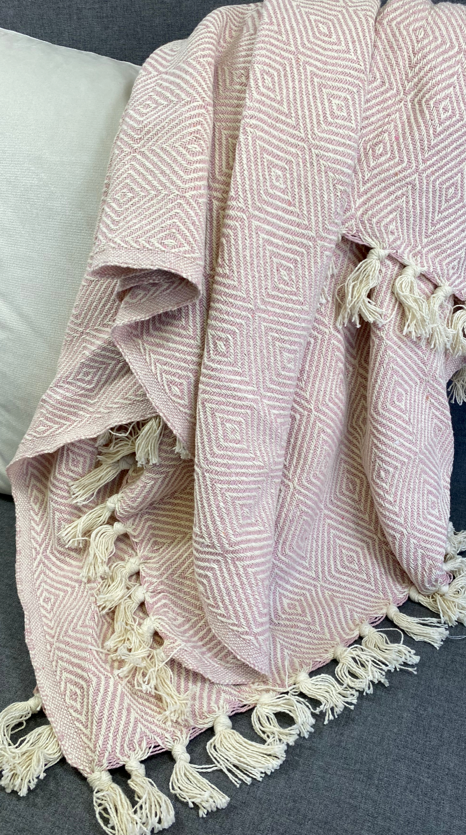 Luxury Throw – 50" × 60" – Diamond Weave Pink