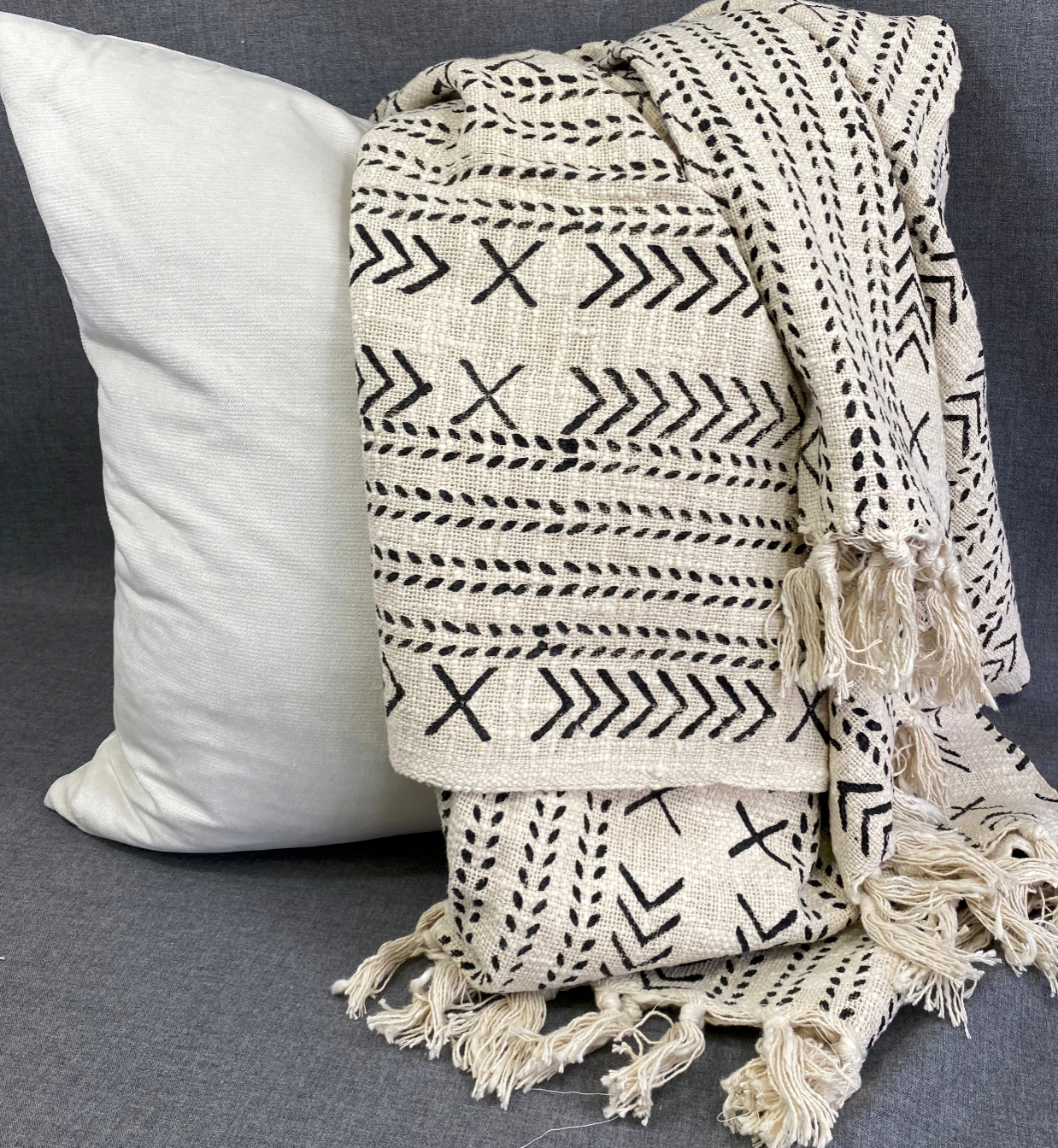 Luxury Throw – 50" × 60" – Mudcloth Black & White
