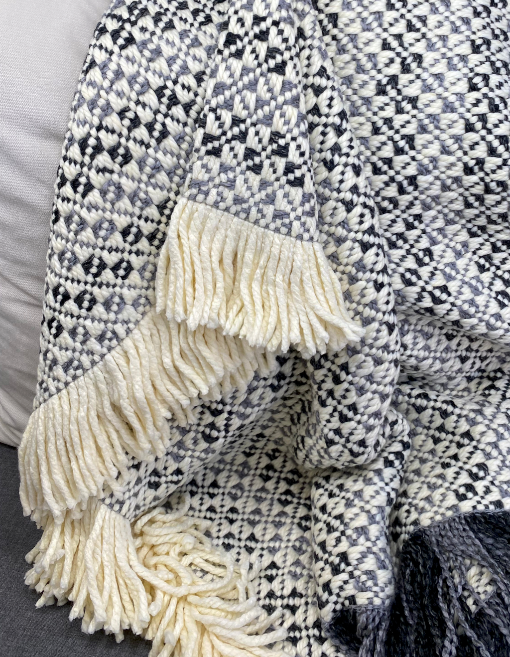 Luxury Throw – 45" × 70" – Middlebury Platinum