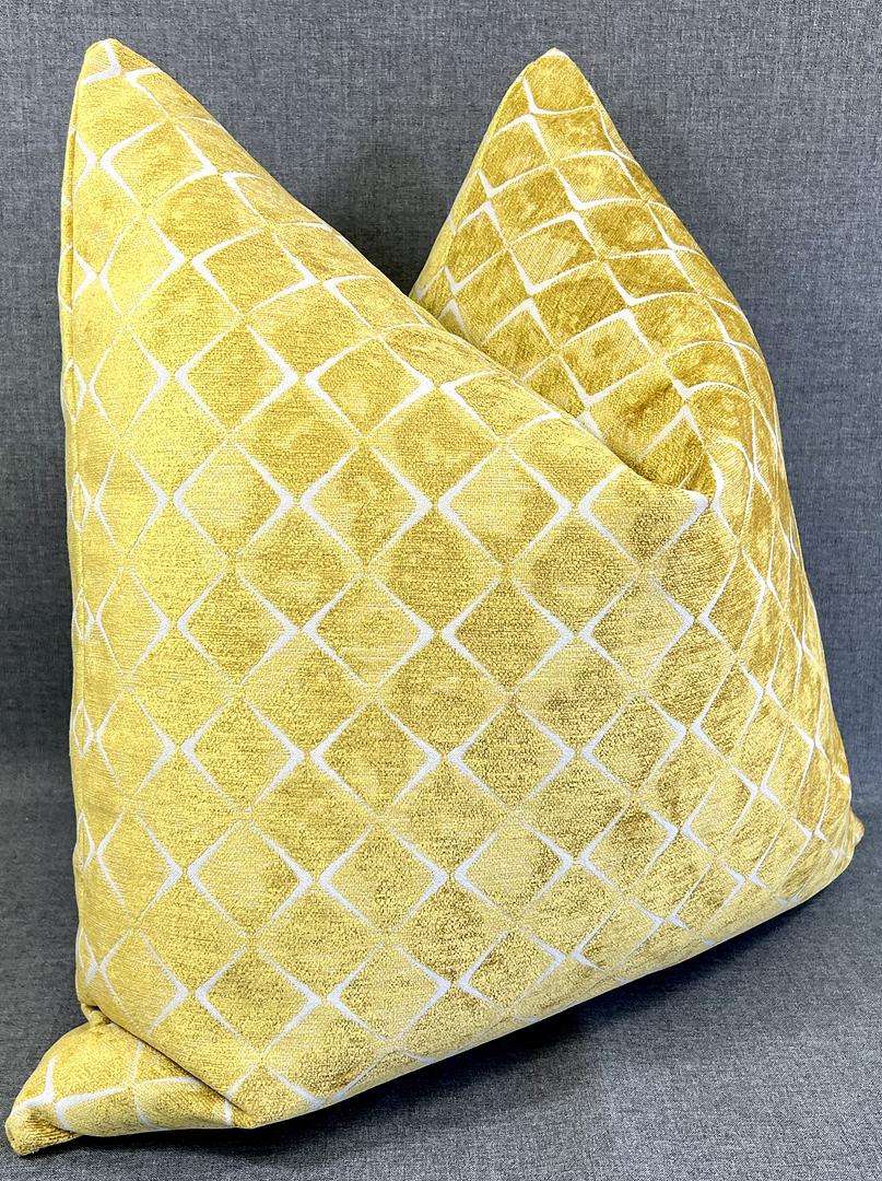 Luxury Pillow – 24" × 24" – Santa Barbara