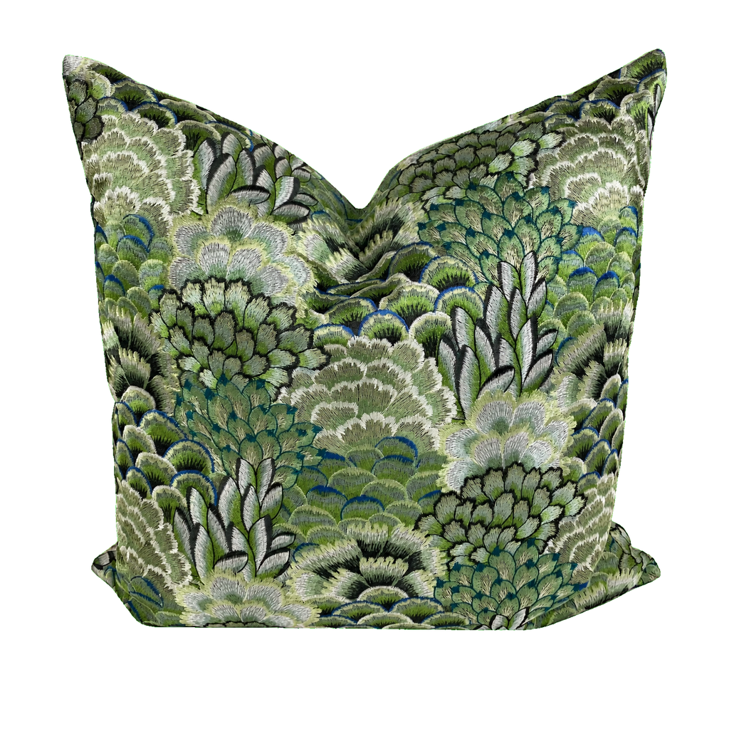 Milla Clover – 24" × 24" Luxury Square Pillow
