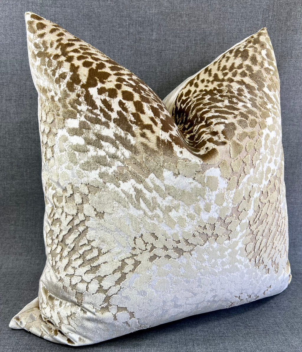 Luxury Pillow – 24" × 24" – Flirty Gilt